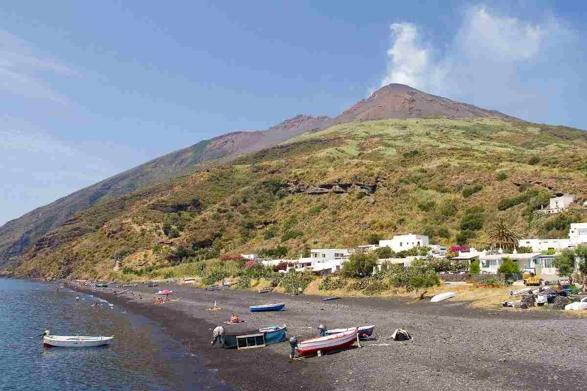 spiagge nere: una la trovi anche in italia