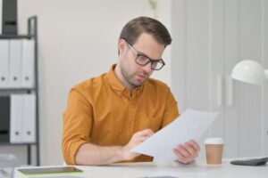Uomo legge documento
