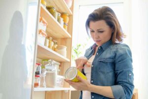 Salsa scaduta ma venduta lo stesso: l’inchiesta che fa tremare gli scaffali, tutti i dettagli