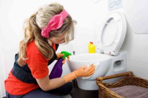 WC, il trucco geniale della carta igienica per pulirlo senza sforzo, tutti i dettagli