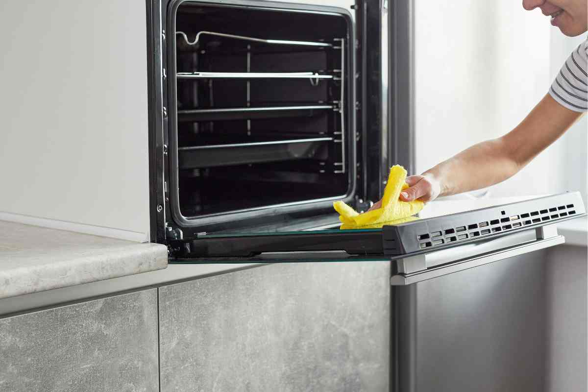 Forno splendente in 5 minuti, il trucco furbo della nonna che sta spopolando sul web