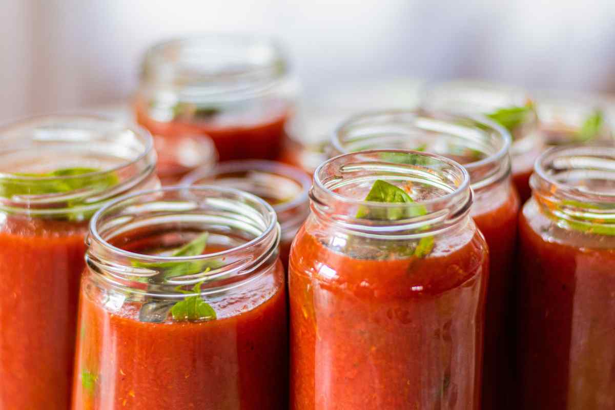Salsa scaduta ma venduta lo stesso: l’inchiesta che fa tremare gli scaffali